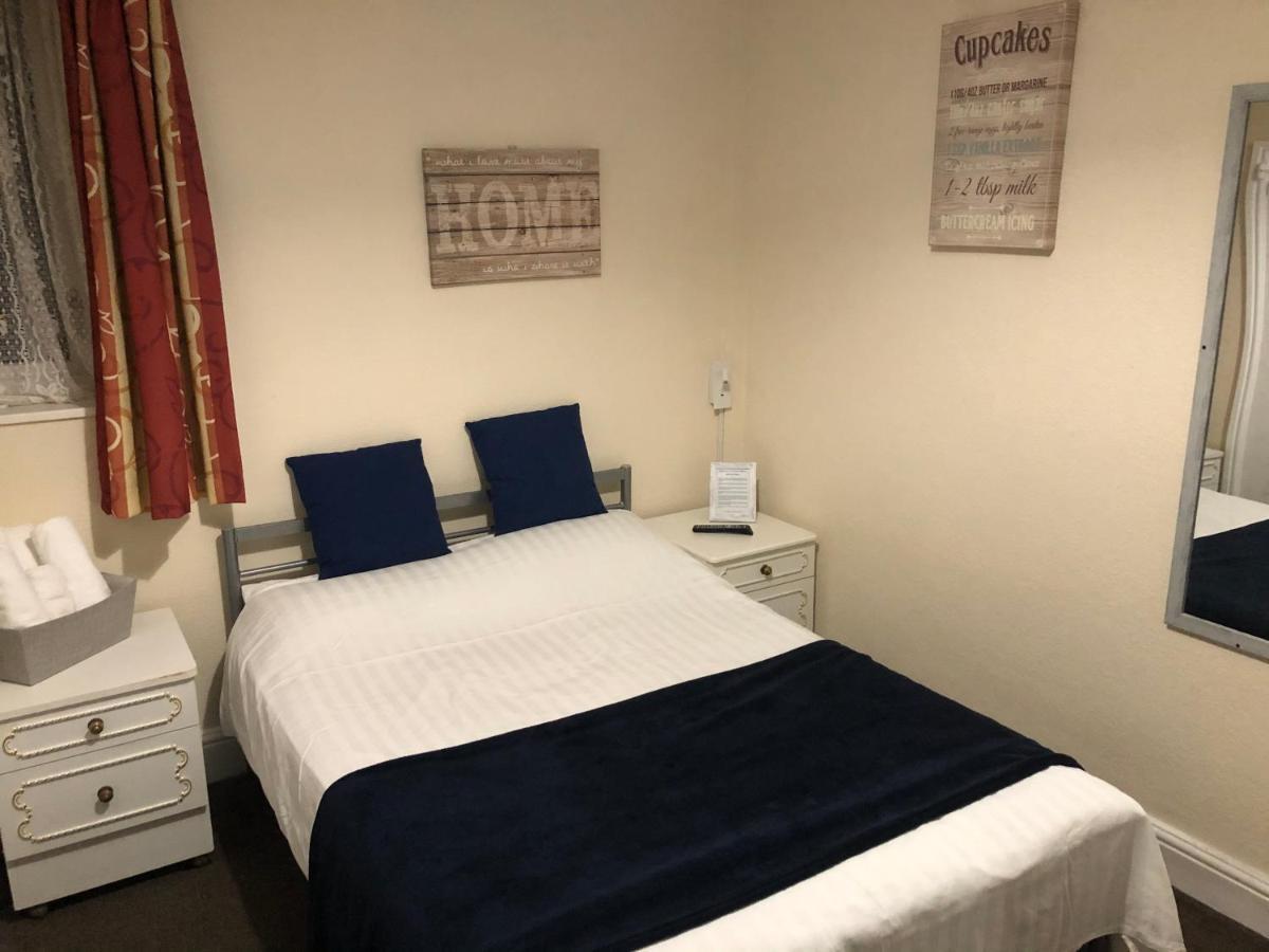Victoria House - Self Catering Quiet Guesthouse - Adult Singles And Couples Only Blackpool Exterior foto