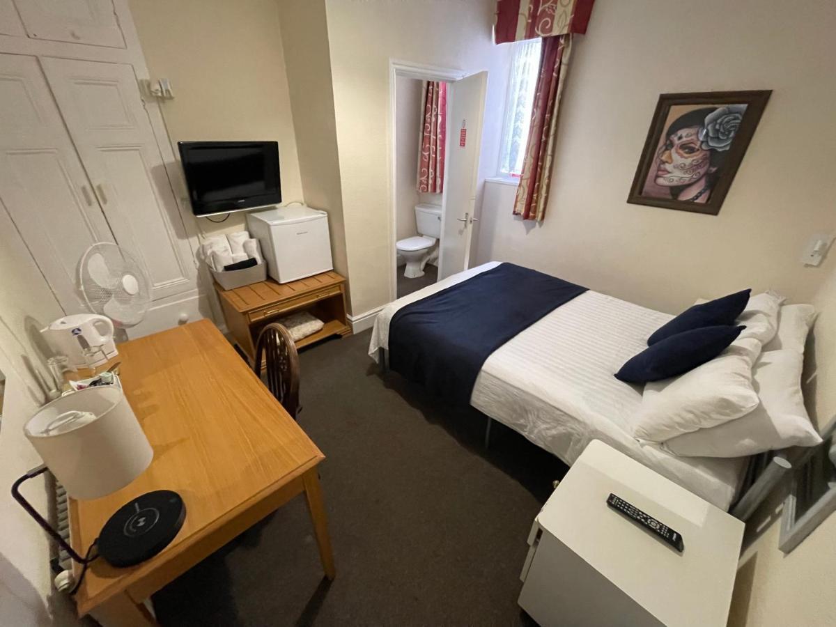 Victoria House - Self Catering Quiet Guesthouse - Adult Singles And Couples Only Blackpool Exterior foto