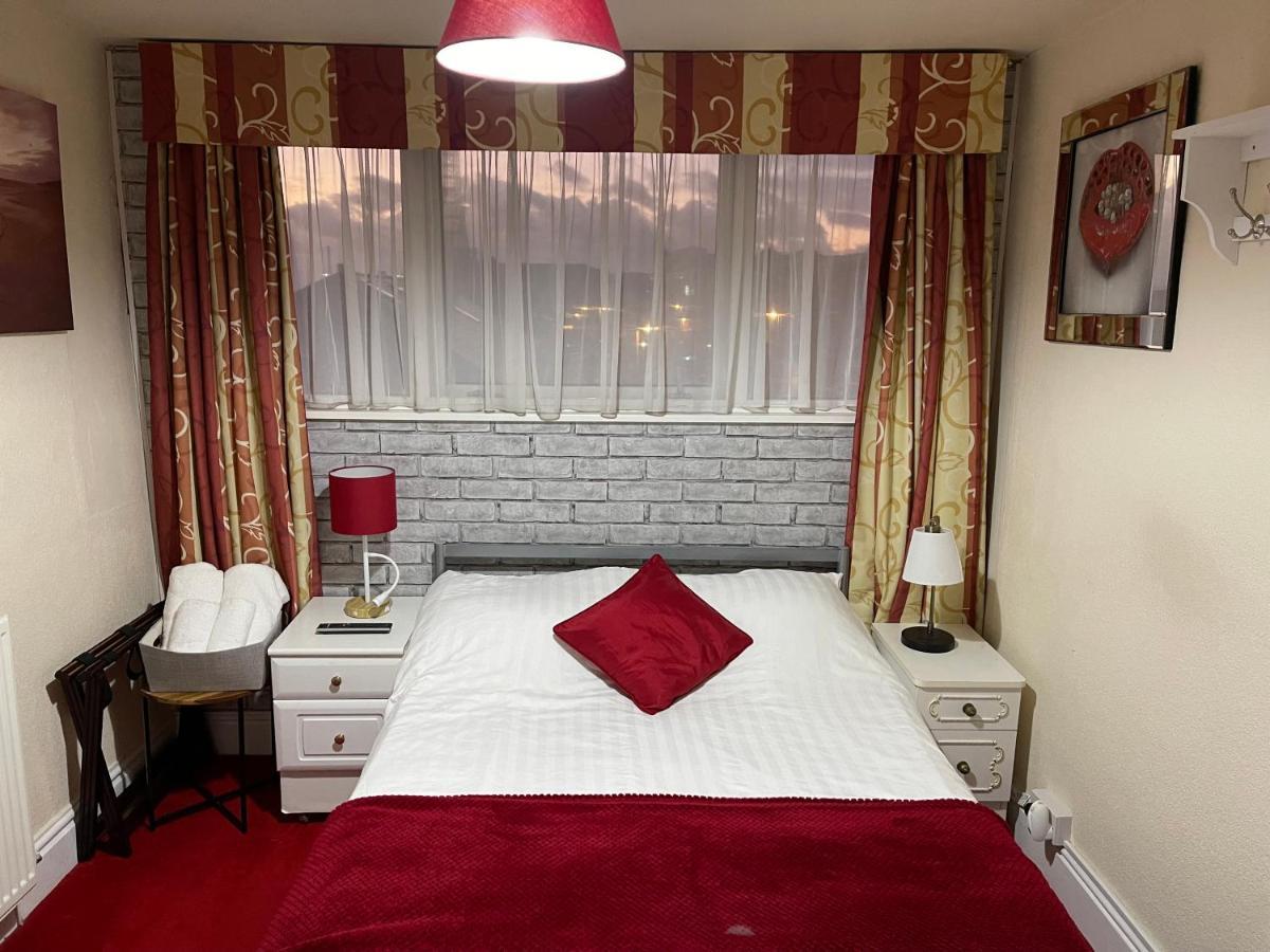 Victoria House - Self Catering Quiet Guesthouse - Adult Singles And Couples Only Blackpool Exterior foto