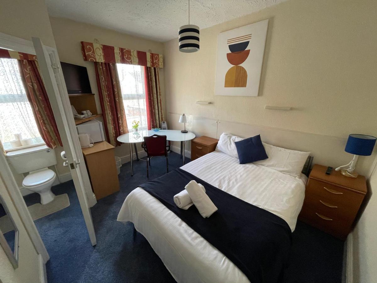 Victoria House - Self Catering Quiet Guesthouse - Adult Singles And Couples Only Blackpool Exterior foto