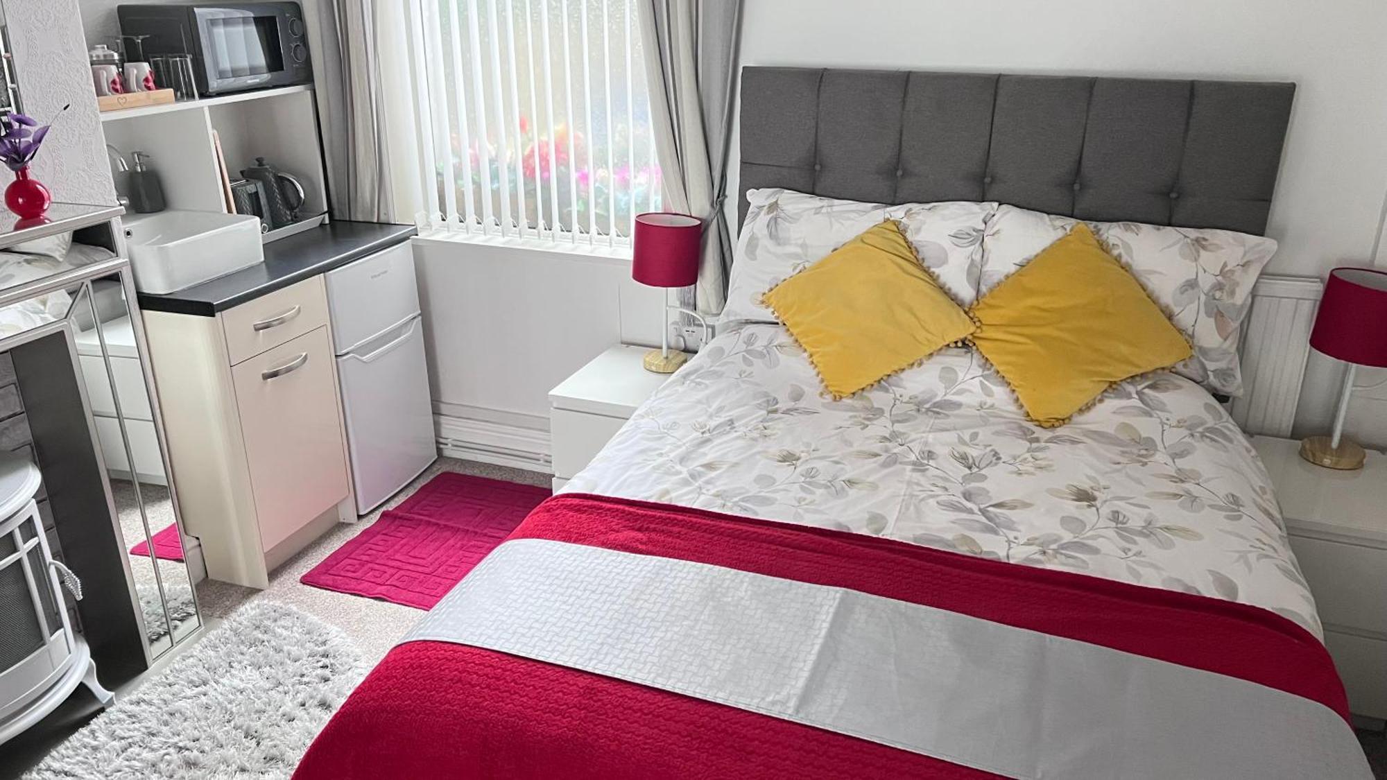 Victoria House - Self Catering Quiet Guesthouse - Adult Singles And Couples Only Blackpool Exterior foto