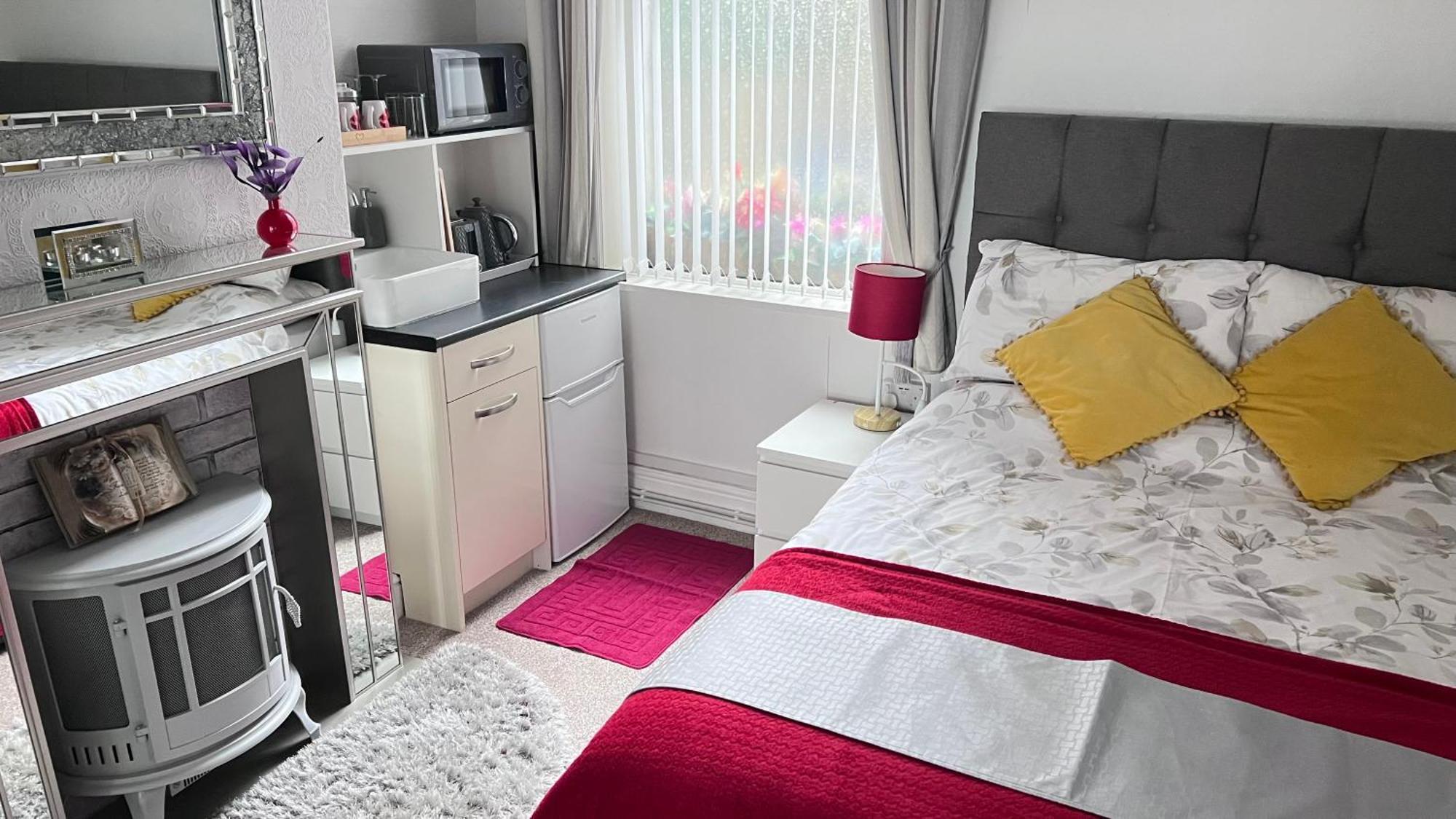Victoria House - Self Catering Quiet Guesthouse - Adult Singles And Couples Only Blackpool Exterior foto