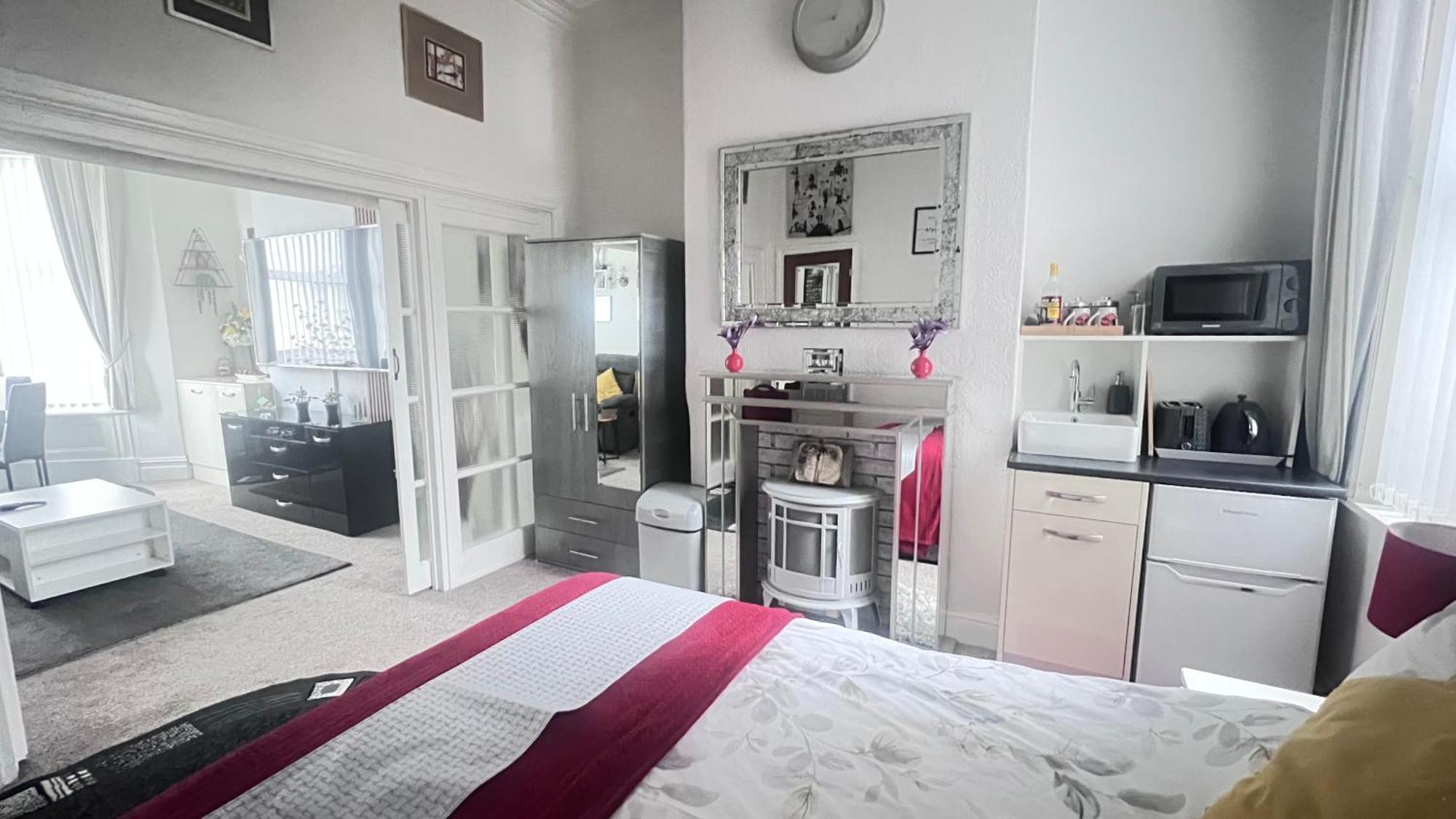 Victoria House - Self Catering Quiet Guesthouse - Adult Singles And Couples Only Blackpool Exterior foto