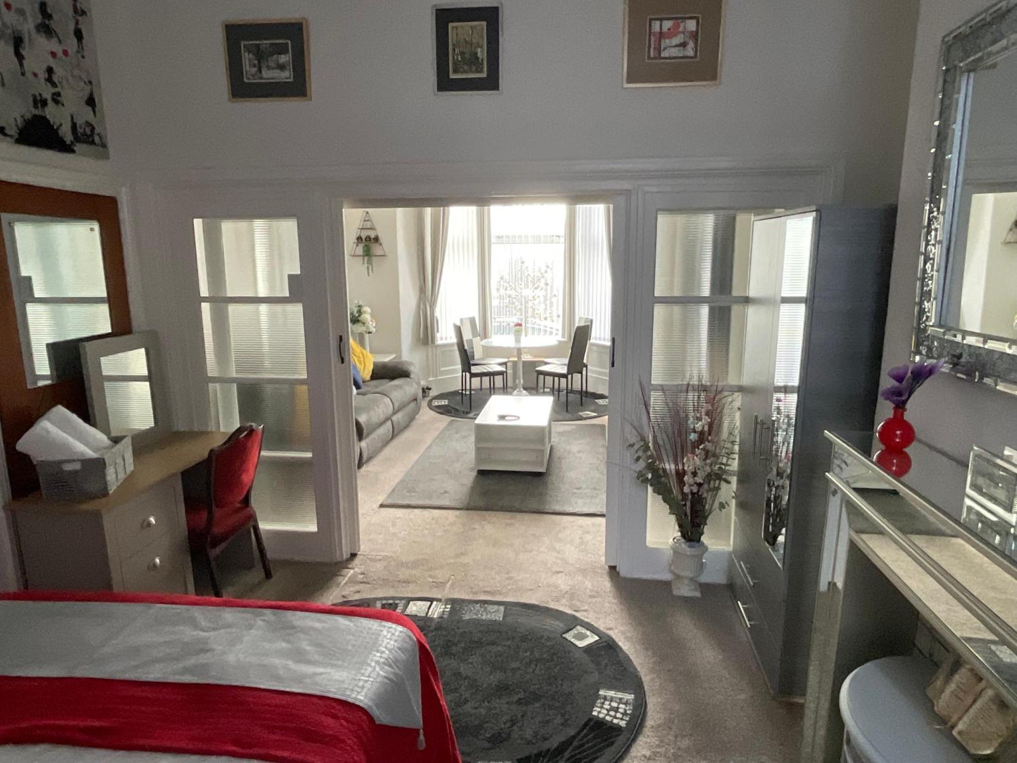 Victoria House - Self Catering Quiet Guesthouse - Adult Singles And Couples Only Blackpool Exterior foto